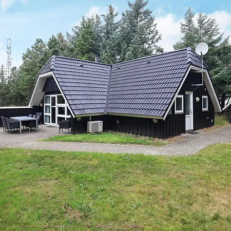 8 Person In * Blåvand